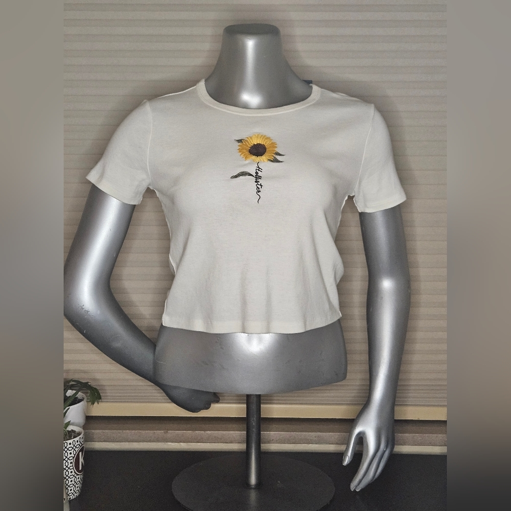 NWT Hollister Embroidered Baby Tee - Size S
